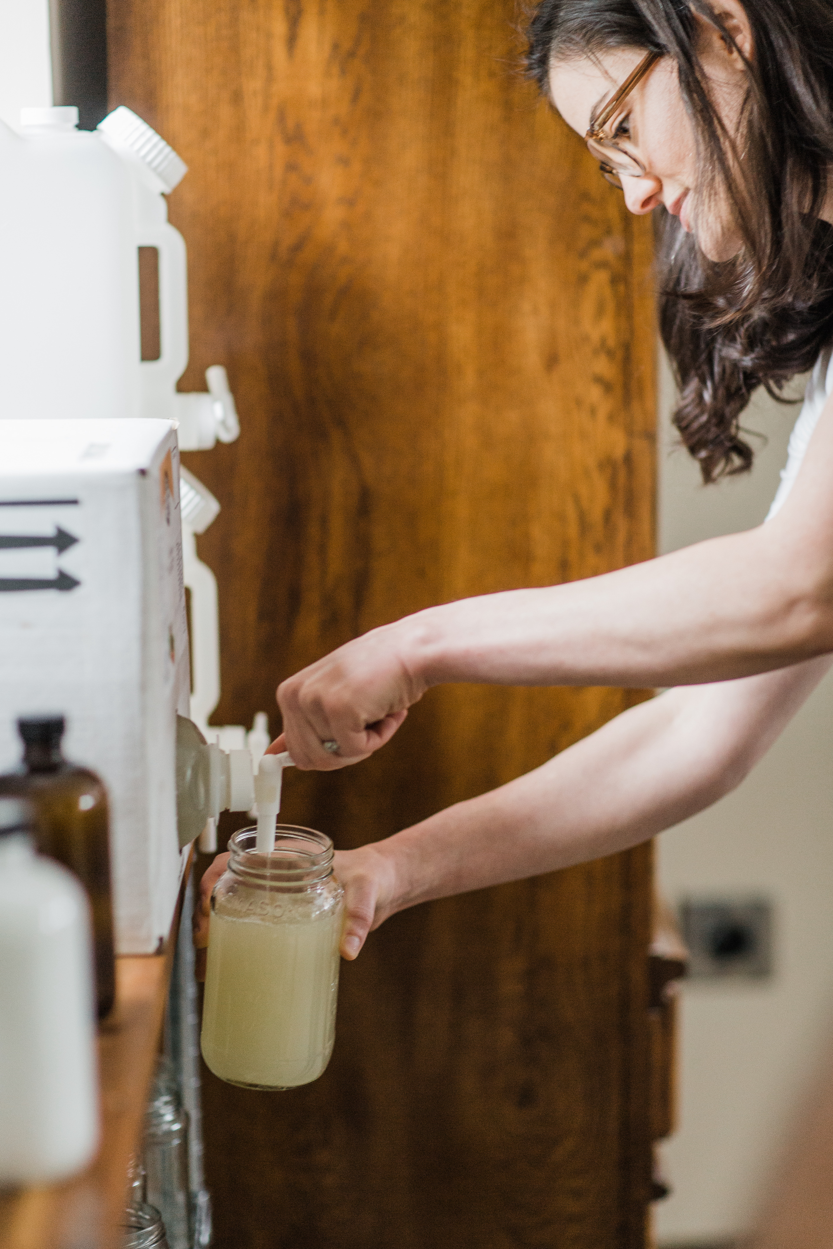 Filling a glass jar from a bulk container